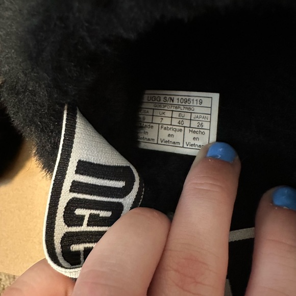 Black Ugg Slippers - Picture 6 of 6